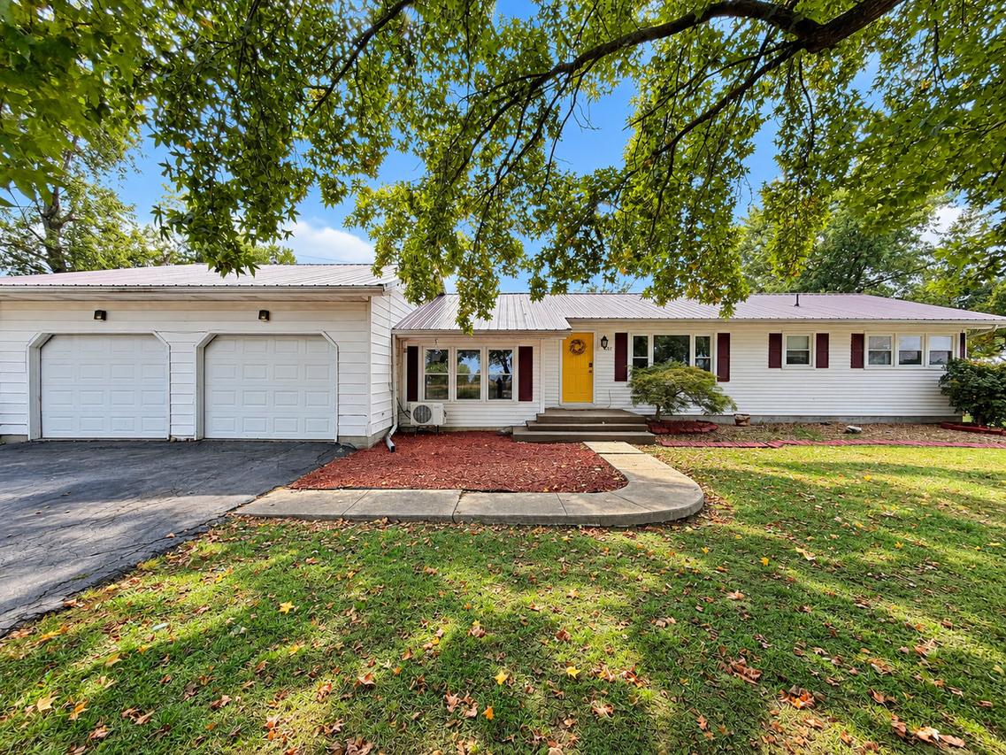 205 W Hoffman St., Irvington, IL 62848