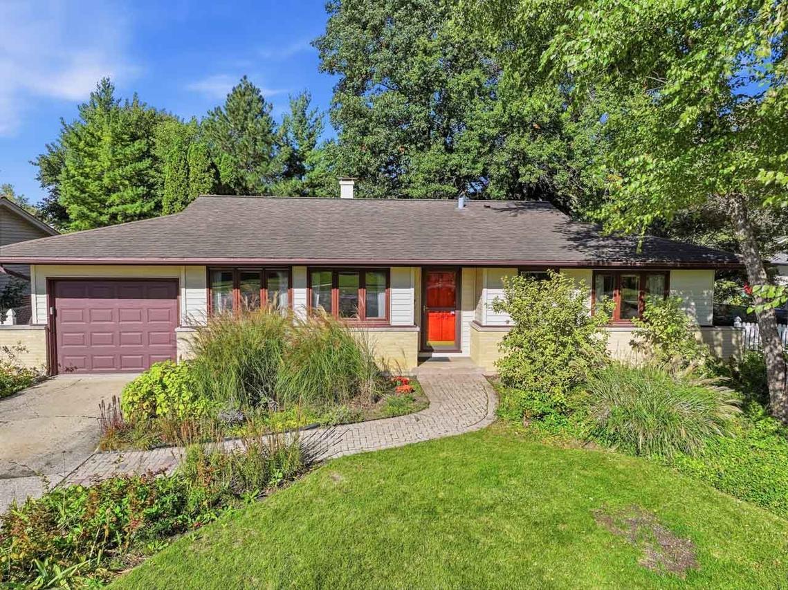 540 Edgewood Ln., Elk Grove Village, IL 60007