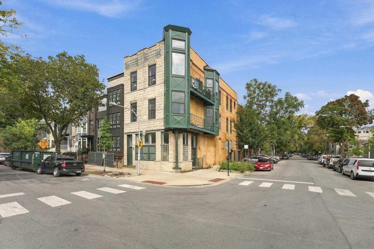 1500 W School St. #2, Chicago, IL 60657