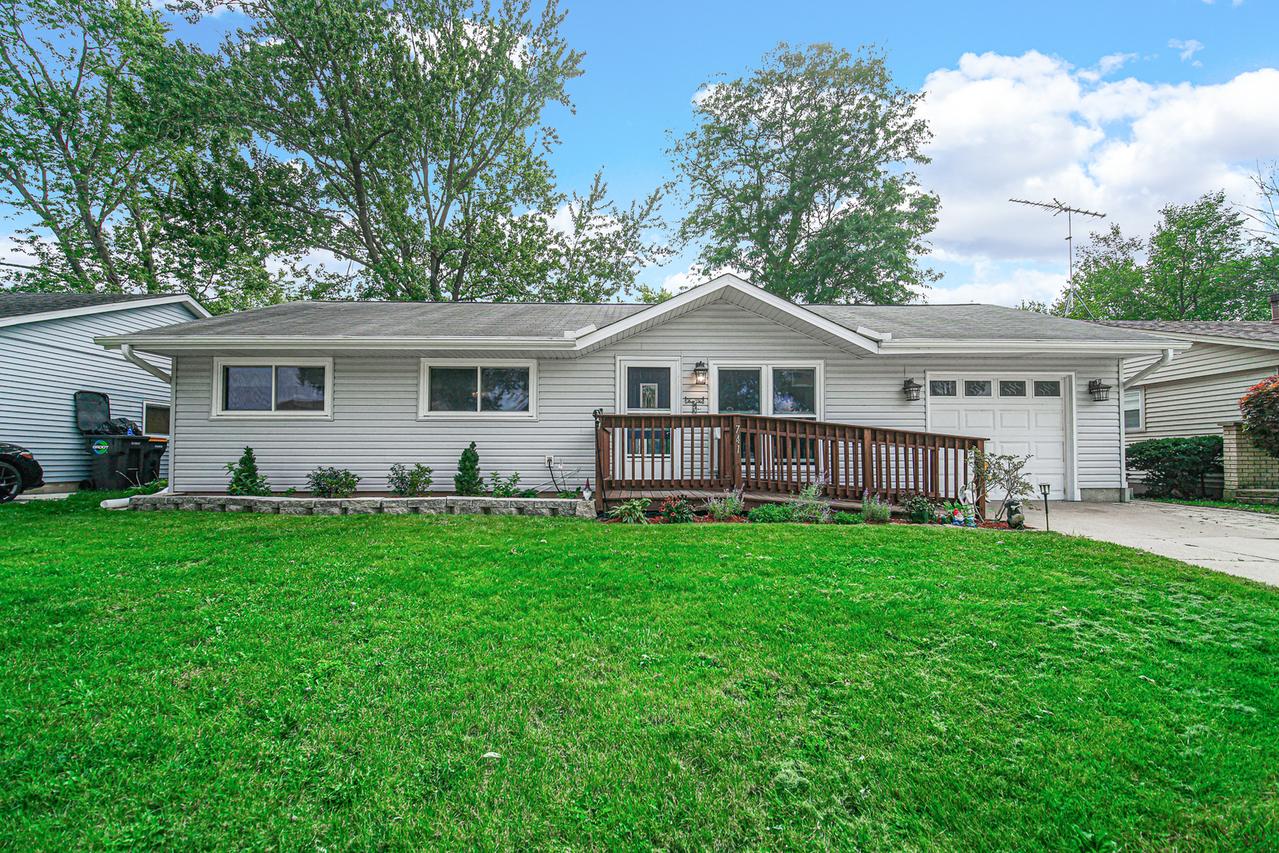 741 Surrey Dr., Streamwood, IL 60107
