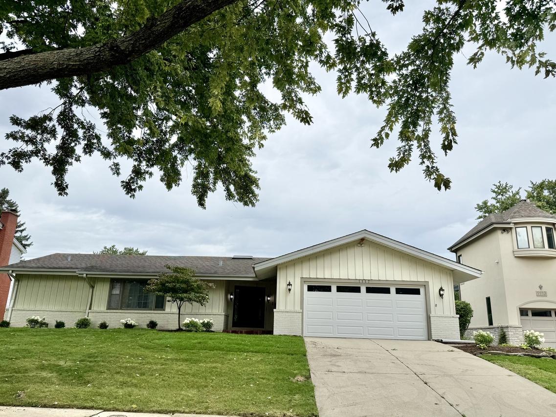 1117 Summit Hills Ln., Naperville, IL 60563