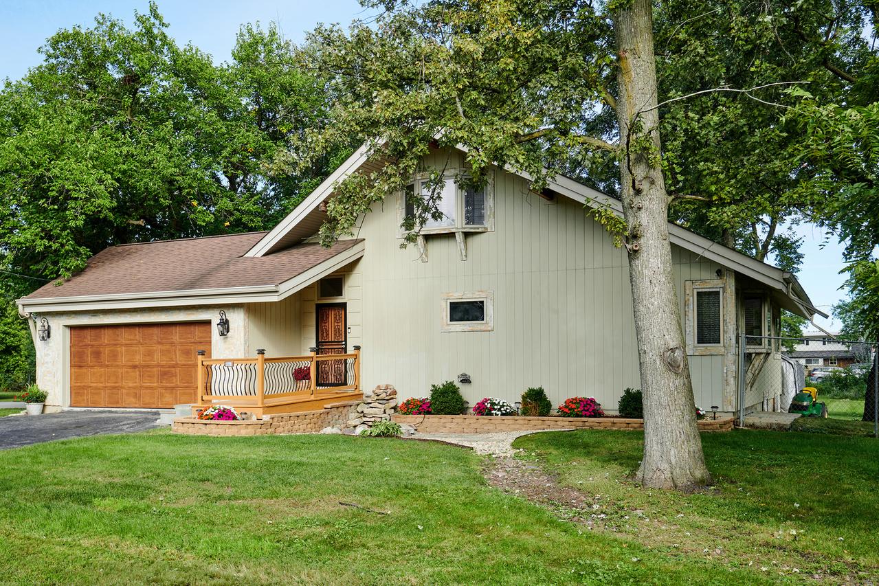 9041 Delphia Ave., Des Plaines, IL 60016
