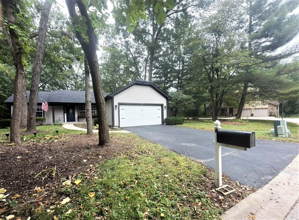 4 Dartmouth Ct., Streamwood, IL 60107