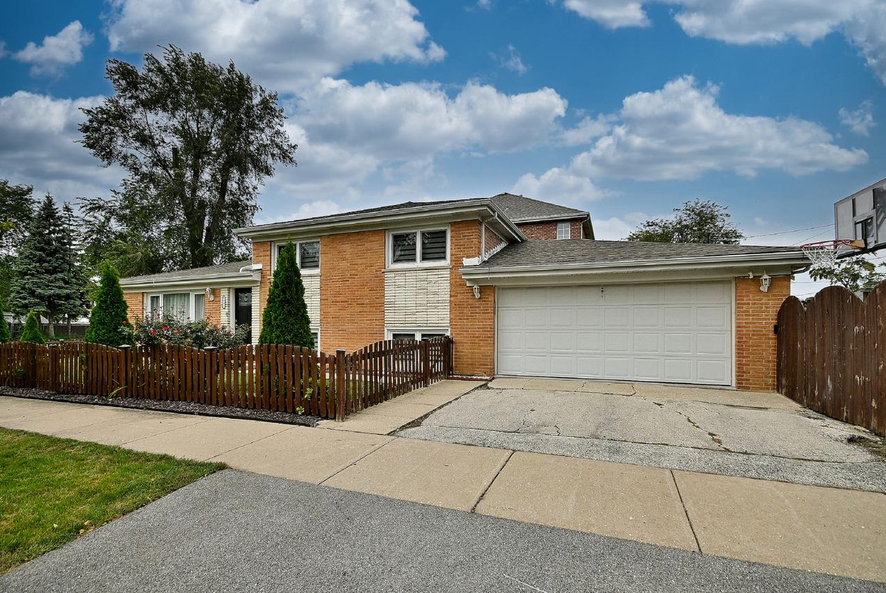 8033 Long Ave., Burbank, IL 60459