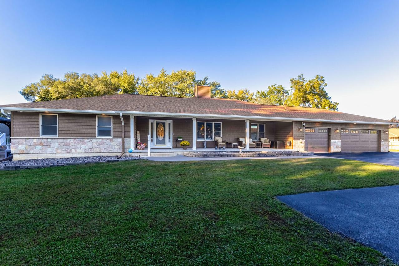 1215 53rd St., Moline, IL 61265