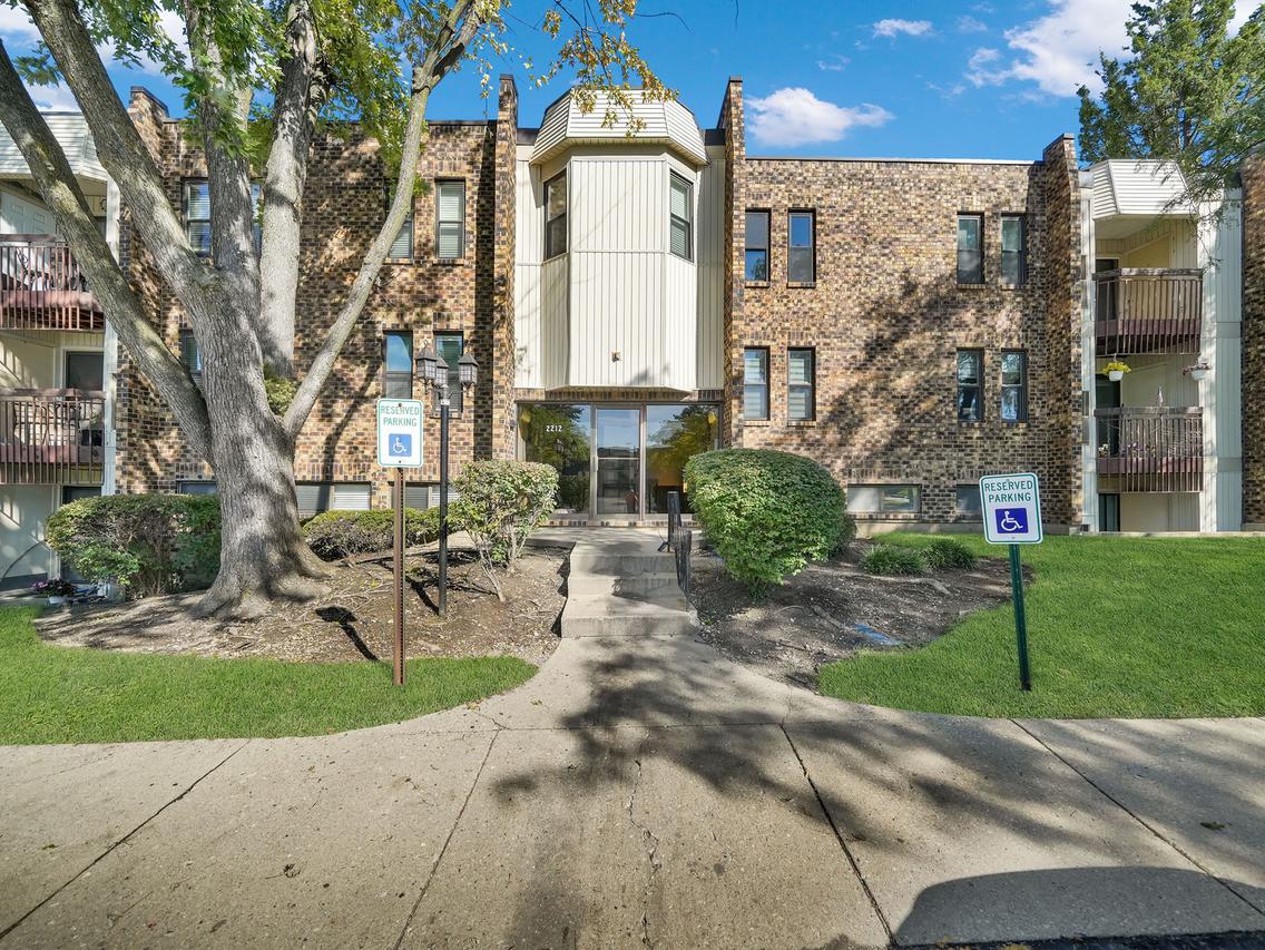 2212 Country Club Dr. #22C, Woodridge, IL 60517