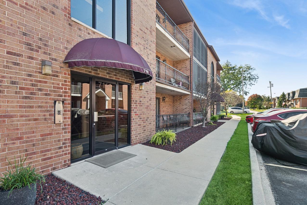 7114 W 108th St. #301, Worth, IL 60482