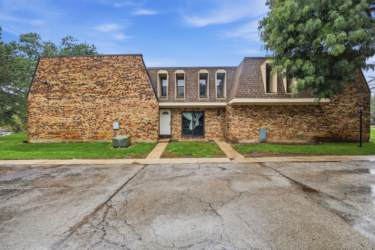 2064 Country Club Dr., Woodridge, IL 60517