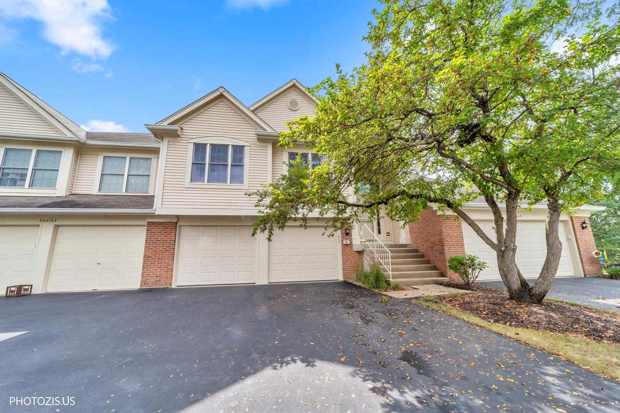 30W111 Fairfax Ct. #30w111, Warrenville, IL 60555