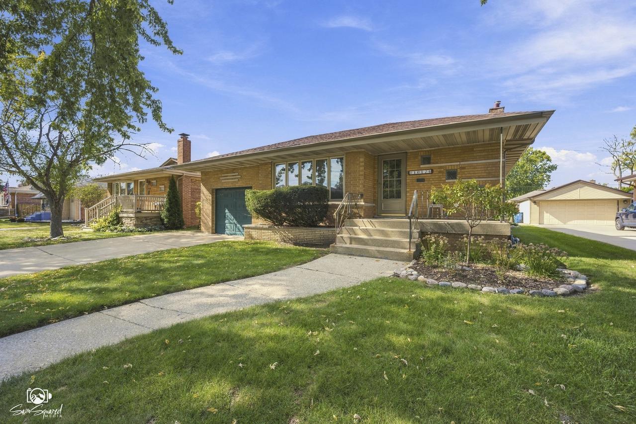 10124 Alice Ct., Oak Lawn, IL 60453
