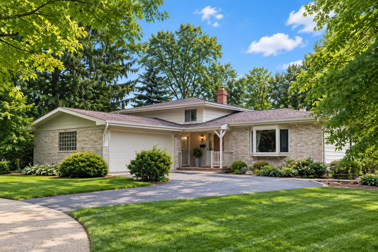 921 Bartlett Ter., Libertyville, IL 60048