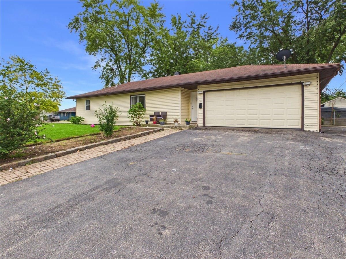121 Fairway Rd., Carpentersville, IL 60110