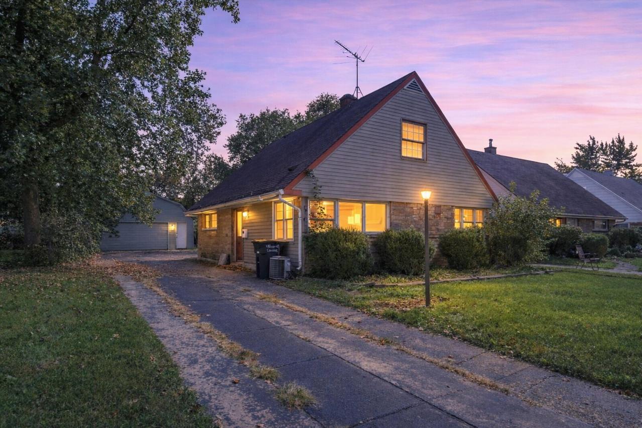 17143 Ridgewood Ave., Lansing, IL 60438