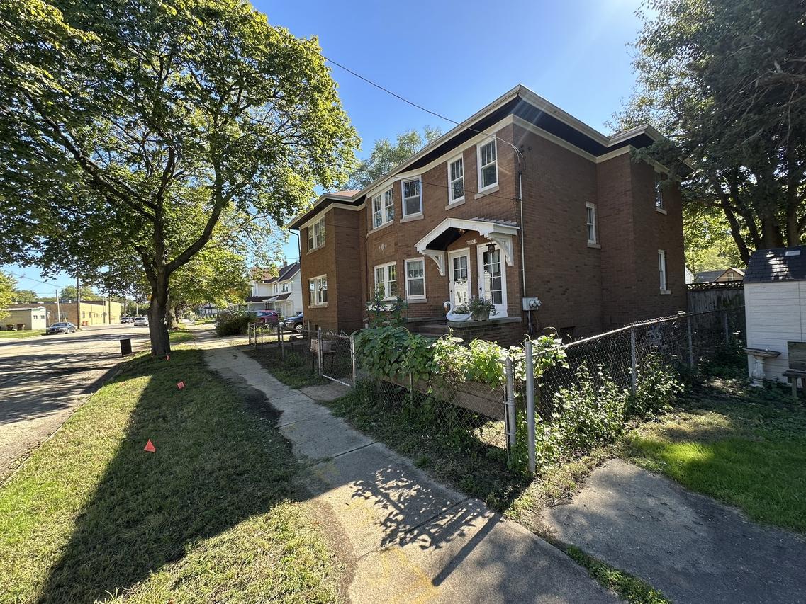 1011 15th Ave., Rockford, IL 61104