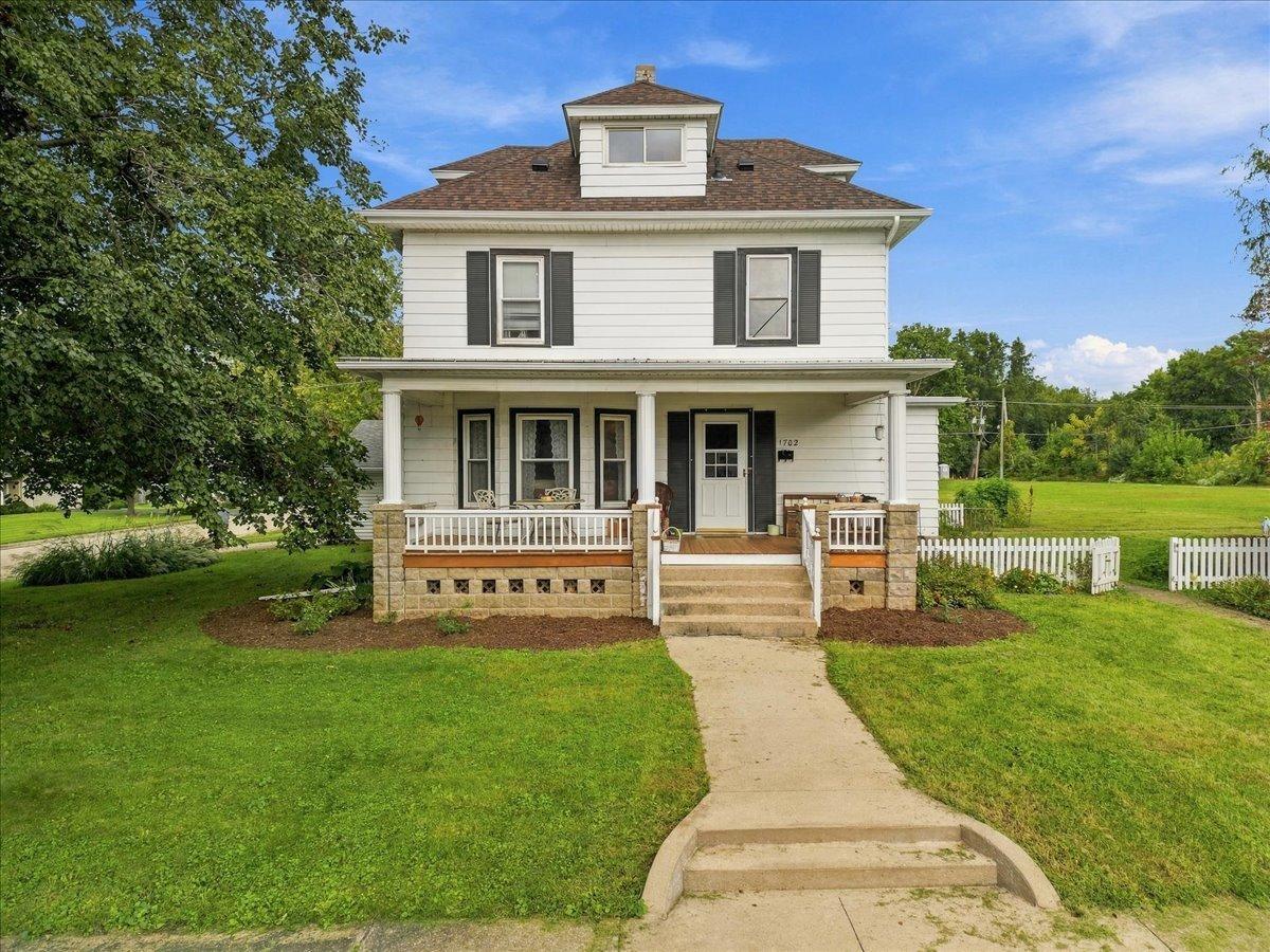 1702 E 5th St., Sterling, IL 61081