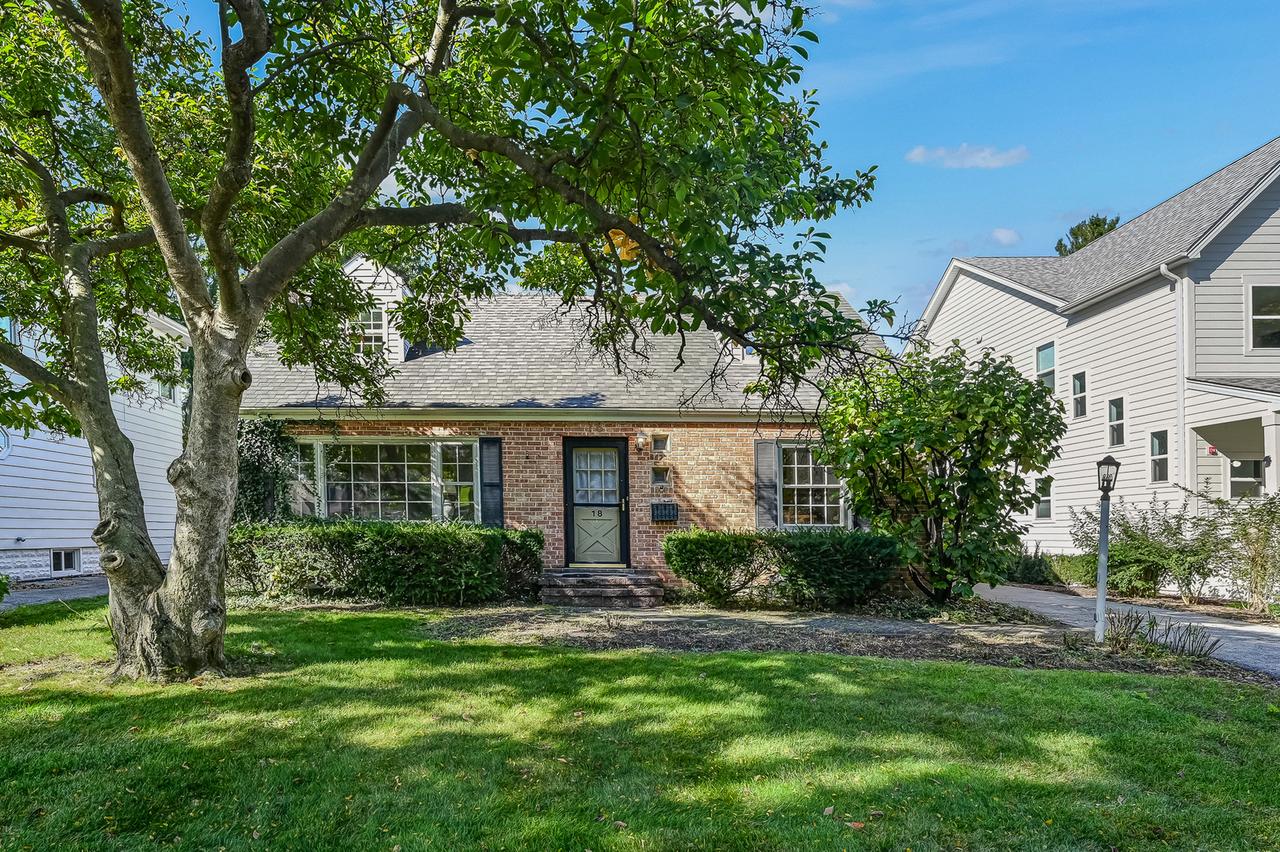 18 Oxford Ave., Clarendon Hills, IL 60514