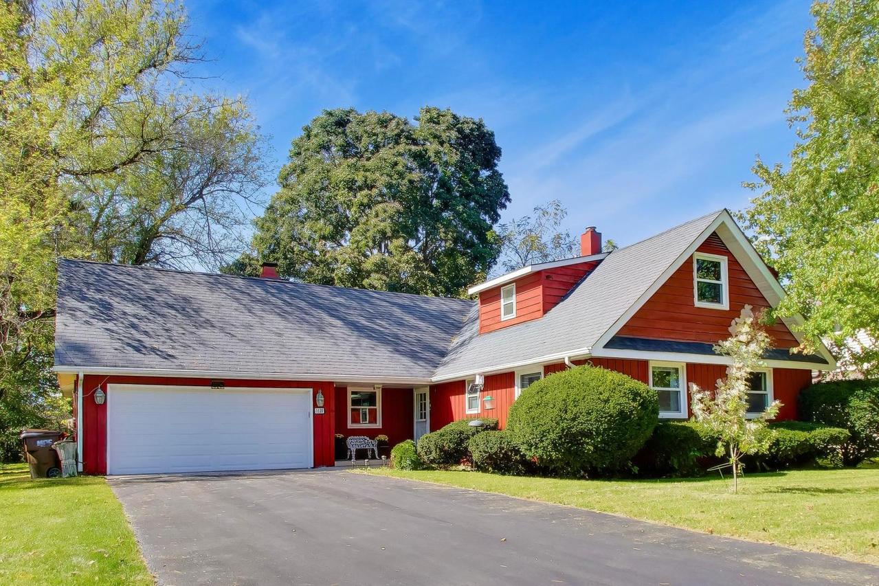 1120 Dean St., Woodstock, IL 60098