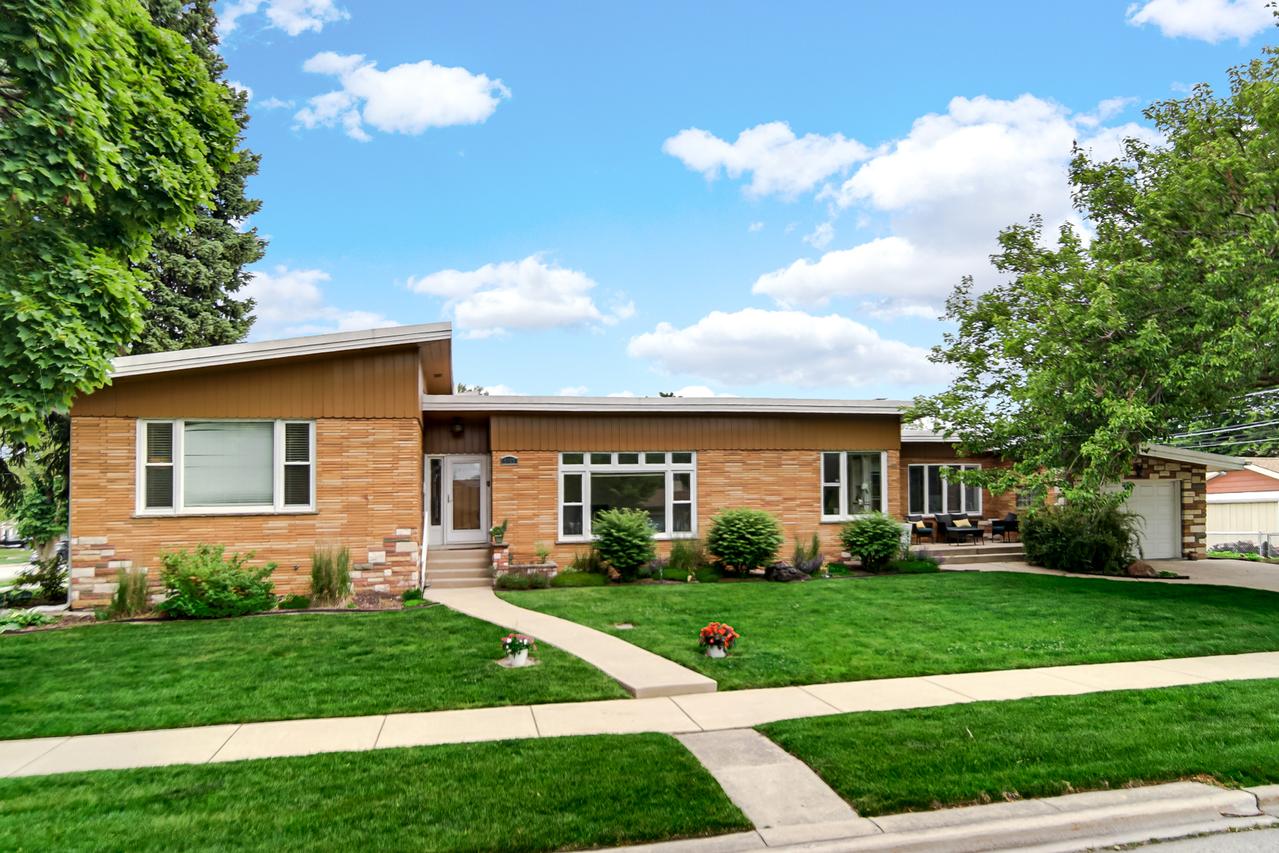 9157 S Avers Ave., Evergreen Park, IL 60805