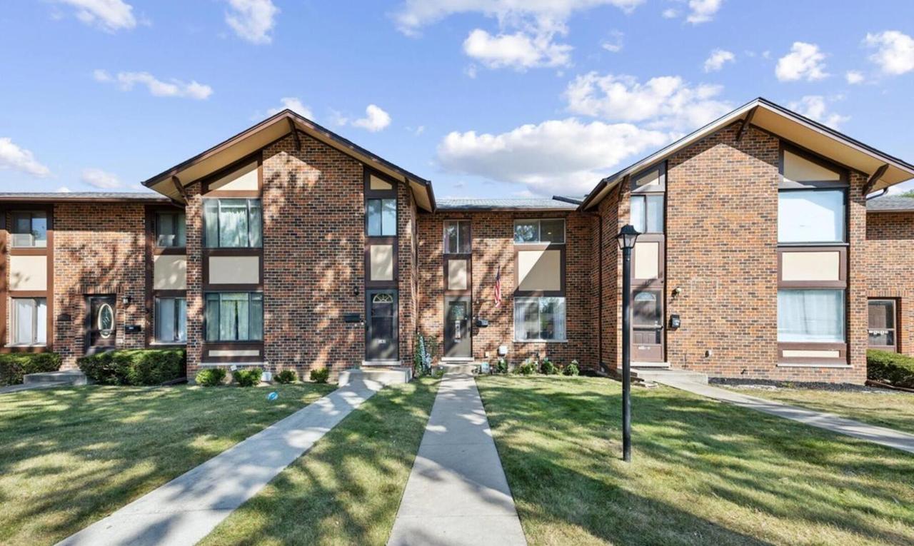 18W138 W 14th St St. #9, Villa Park, IL 60181