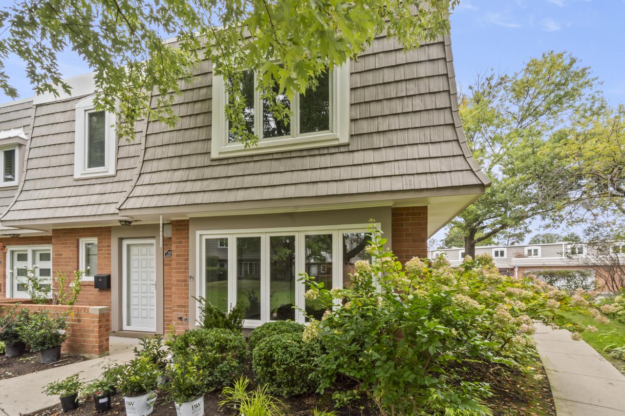 1491 Avignon Ct., Highland Park, IL 60035