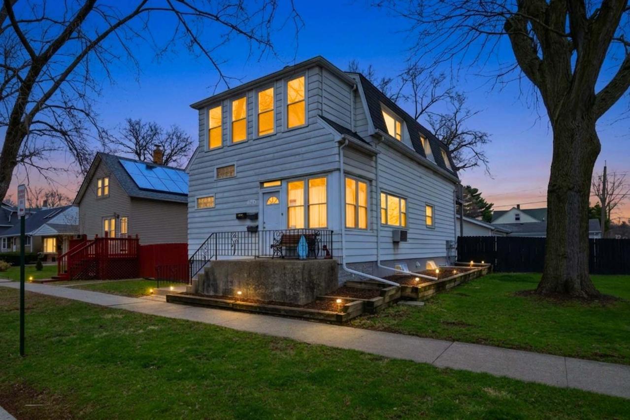 12815 Clinton St., Blue Island, IL 60406