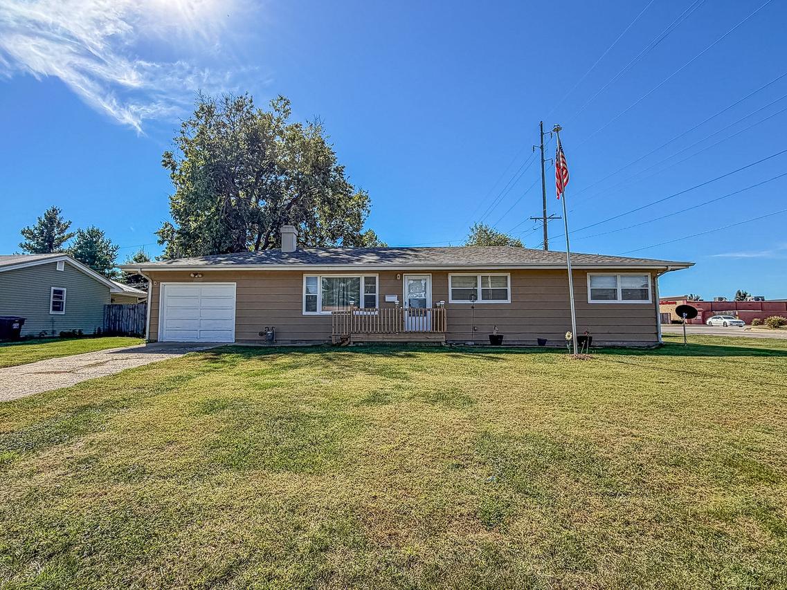 420 W Pierce Ave., Charleston, IL 61920