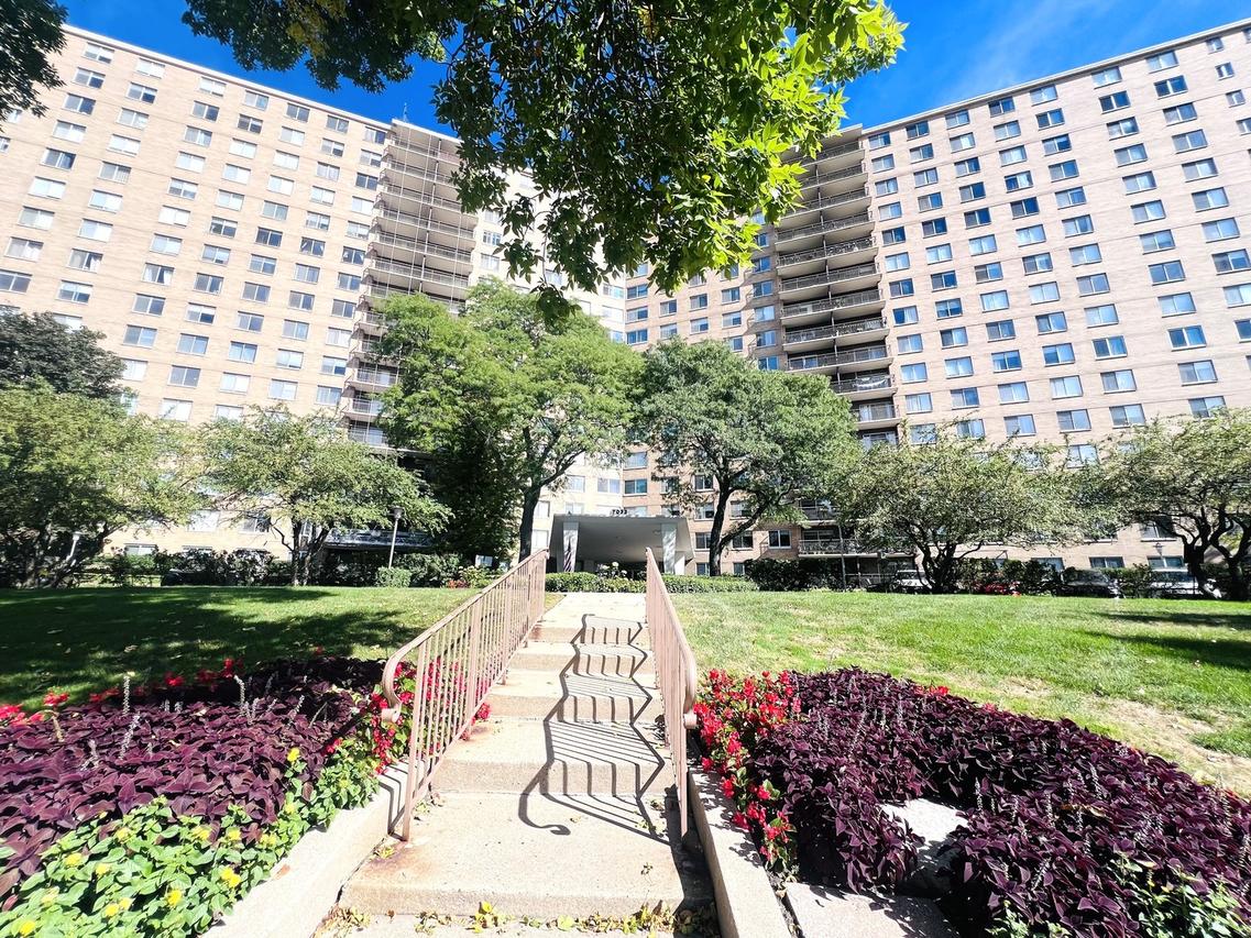 7033 N Kedzie Ave. #710, Chicago, IL 60645