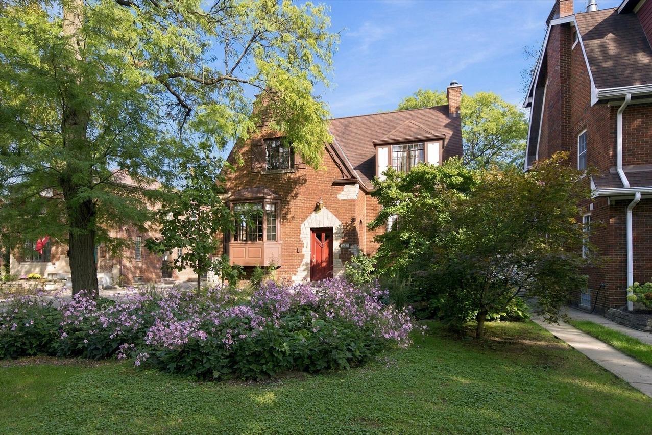 327 Selborne Rd., Riverside, IL 60546