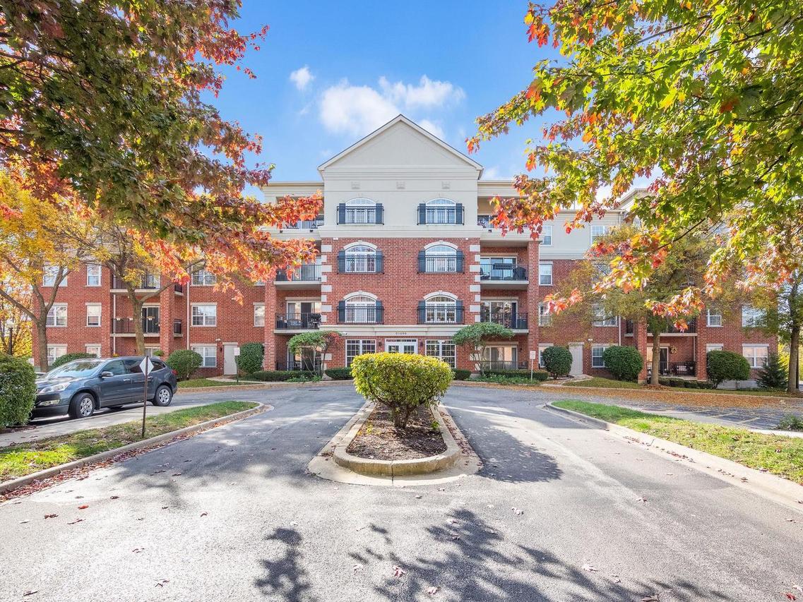 0S099 Lee Ct. #207, Winfield, IL 60190
