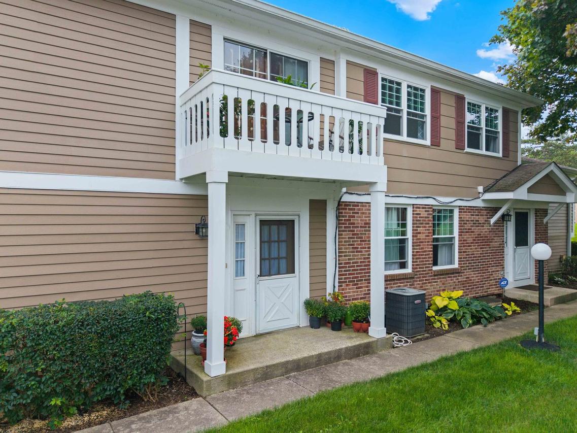 80 Maplewood Dr., Vernon Hills, IL 60061