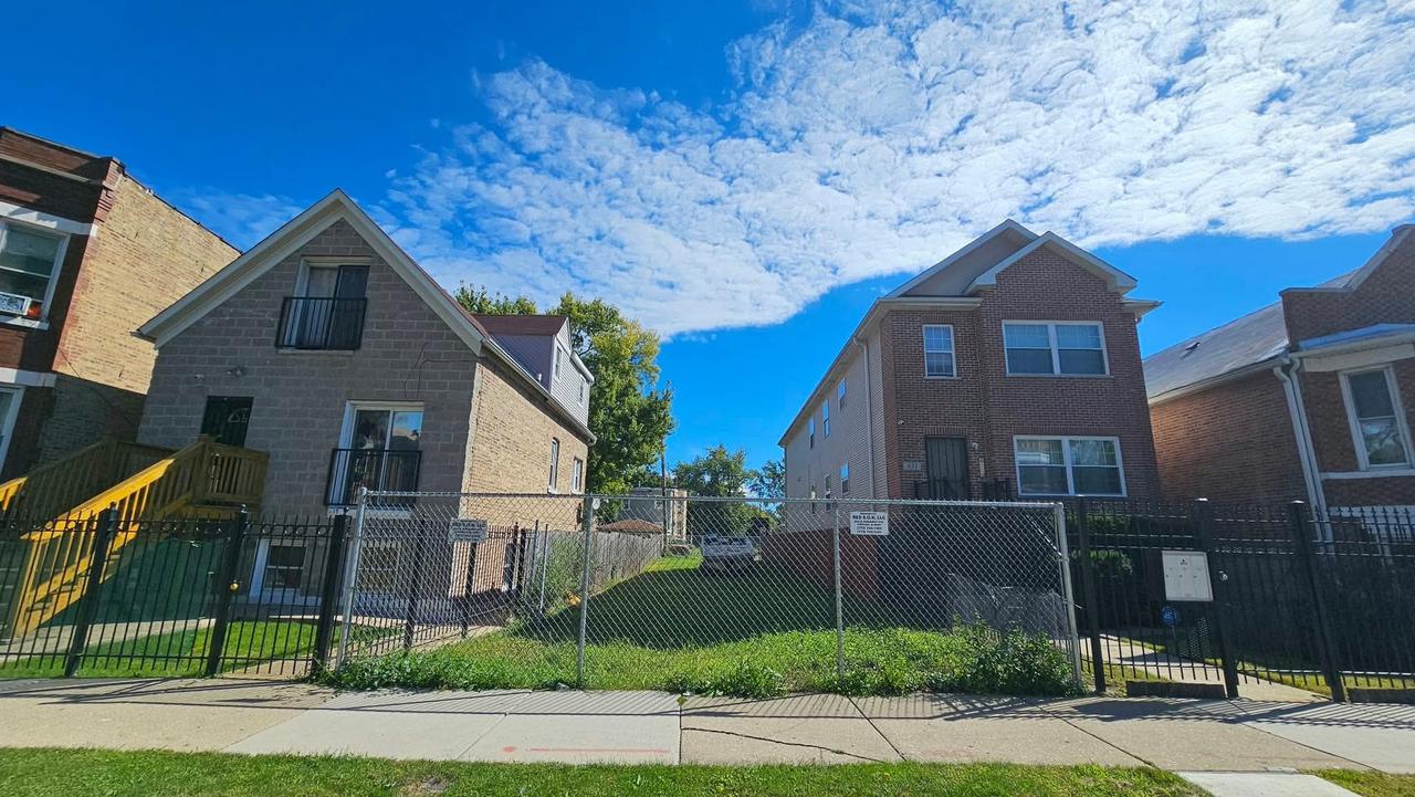 833 N Ridgeway Ave., Chicago, IL 60651