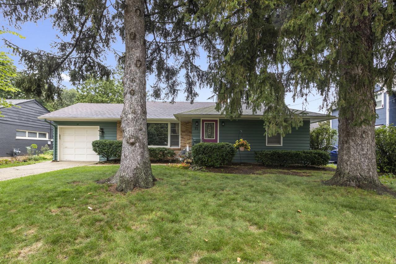 27 Francis Ave., Crystal Lake, IL 60014