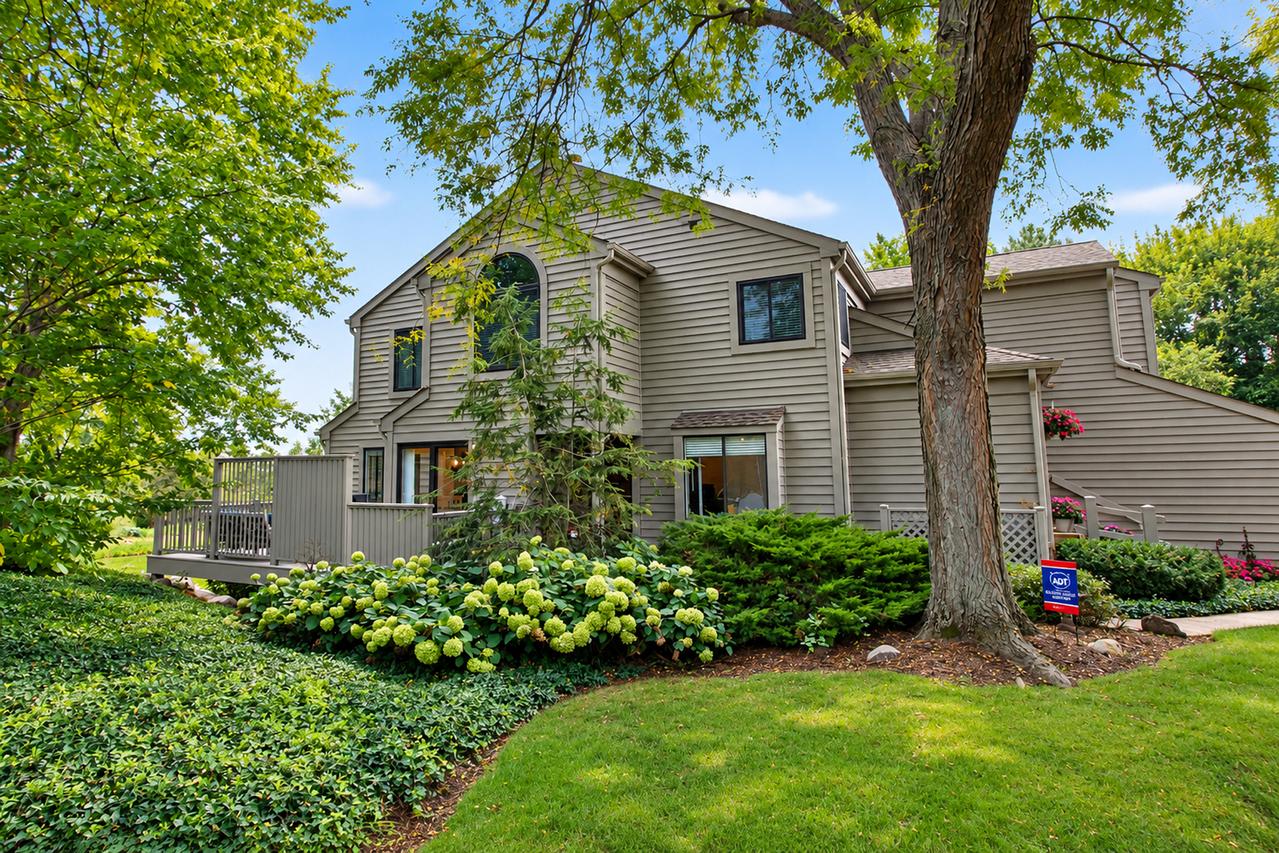 873 W Longmeadow Ct. #B, Lake Barrington, IL 60010
