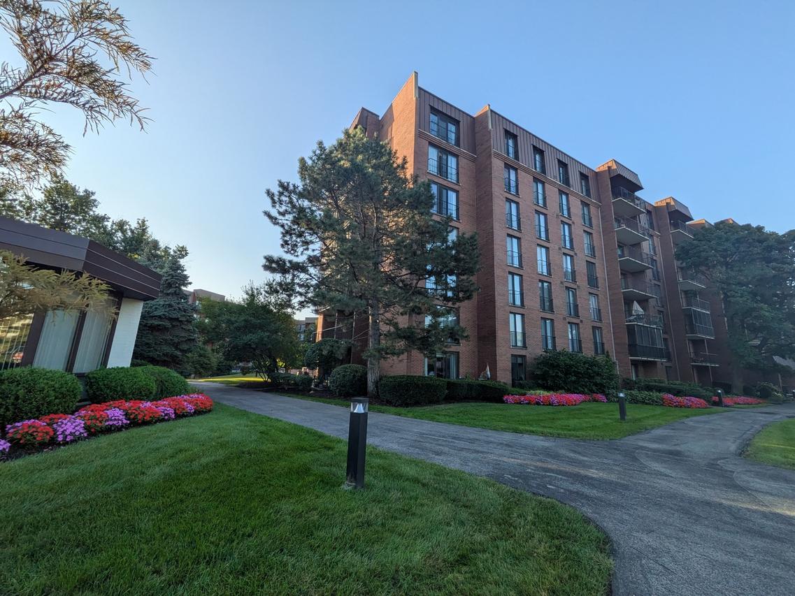111 Acacia Dr. #203, Indian Head Park, IL 60525