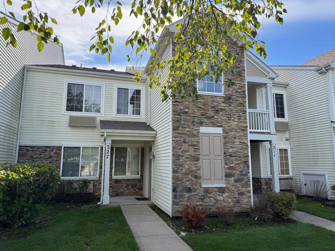 227 Silverstone Dr., Carpentersville, IL 60110