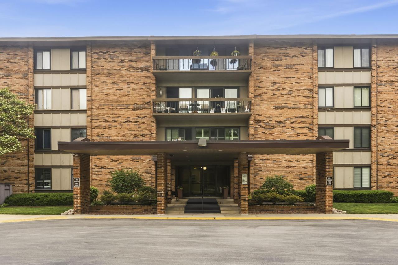 101 Lake Hinsdale Dr. #108, Willowbrook, IL 60527
