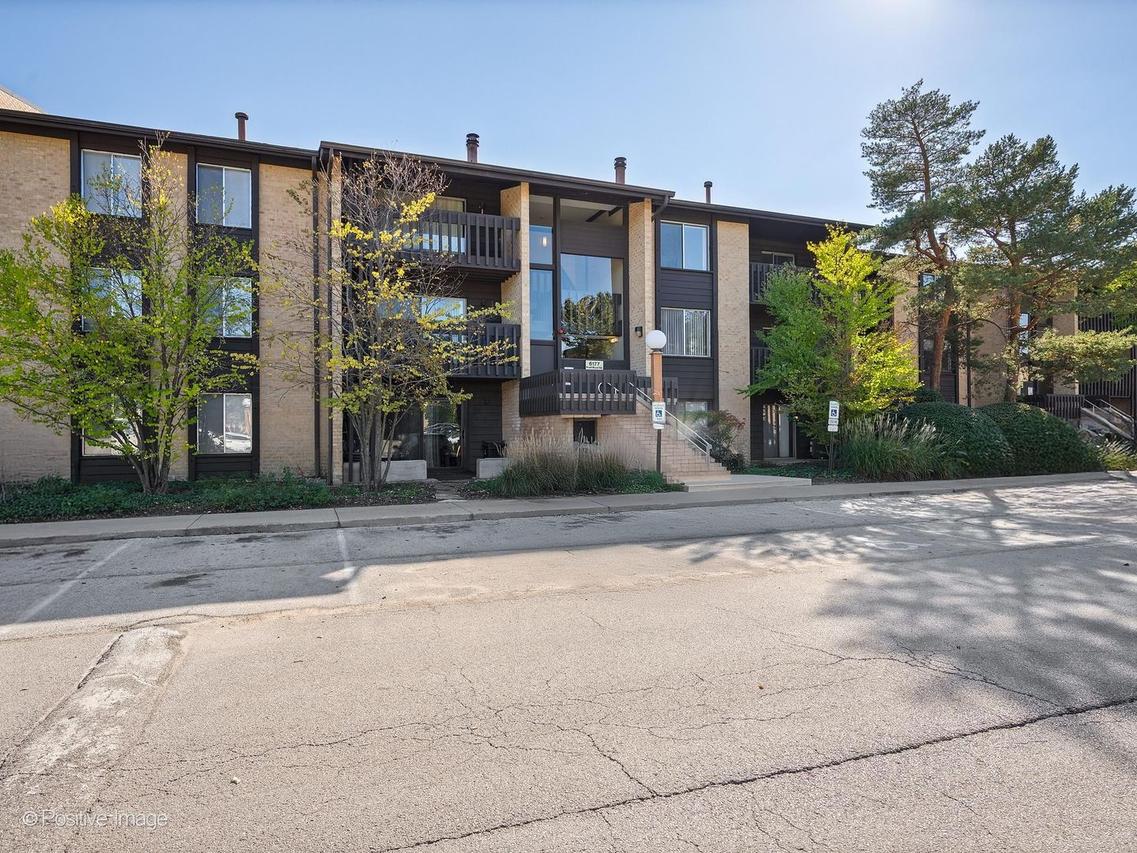 6177 Knoll Wood Rd. #302, Willowbrook, IL 60527