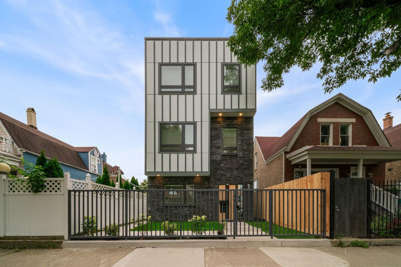 932 N Trumbull Ave., Chicago, IL 60651