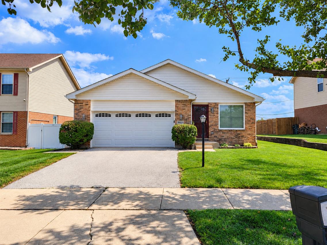 16621 Lockridge Ave., Oak Forest, IL 60452