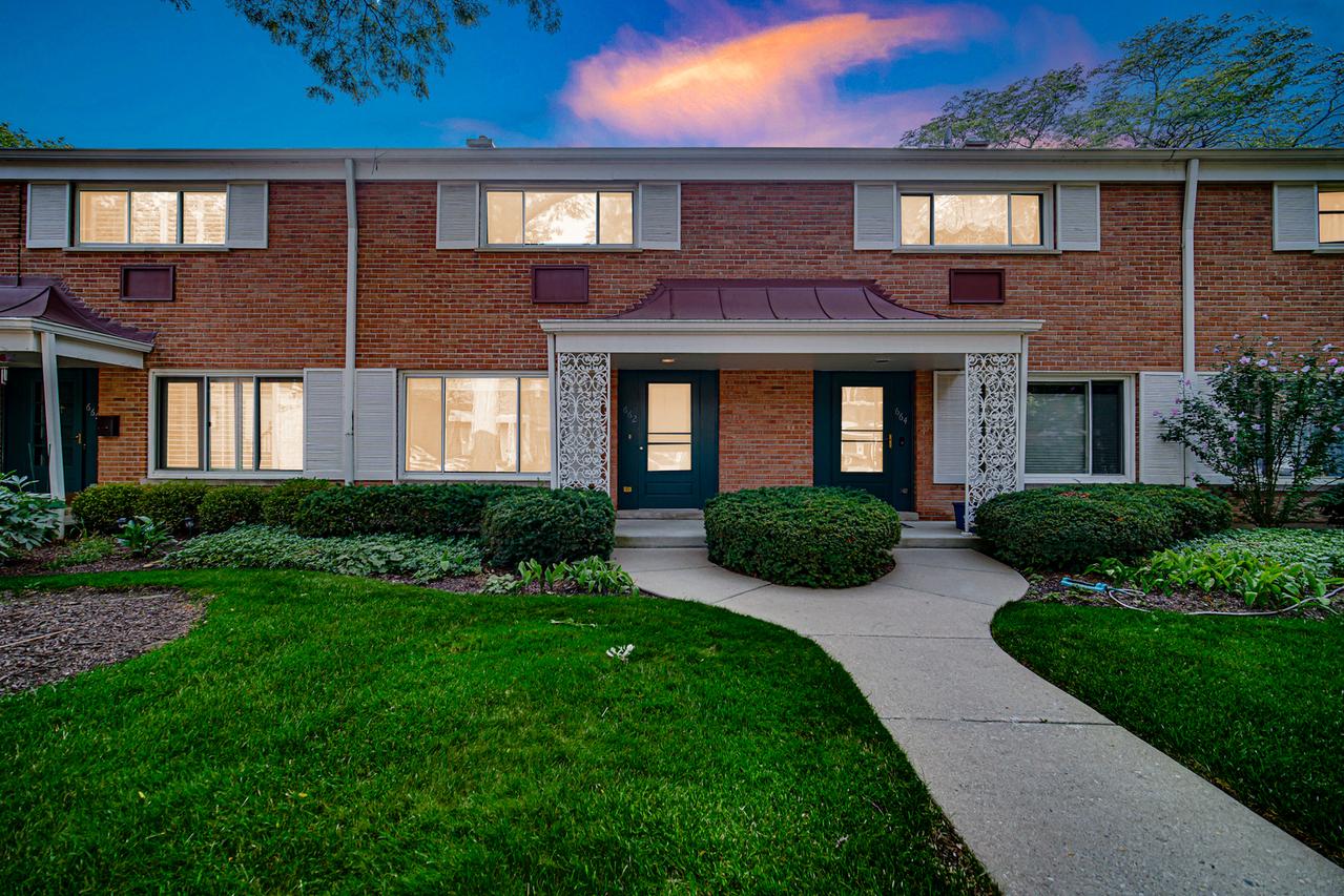 662 Carriage Hill Dr., Glenview, IL 60025