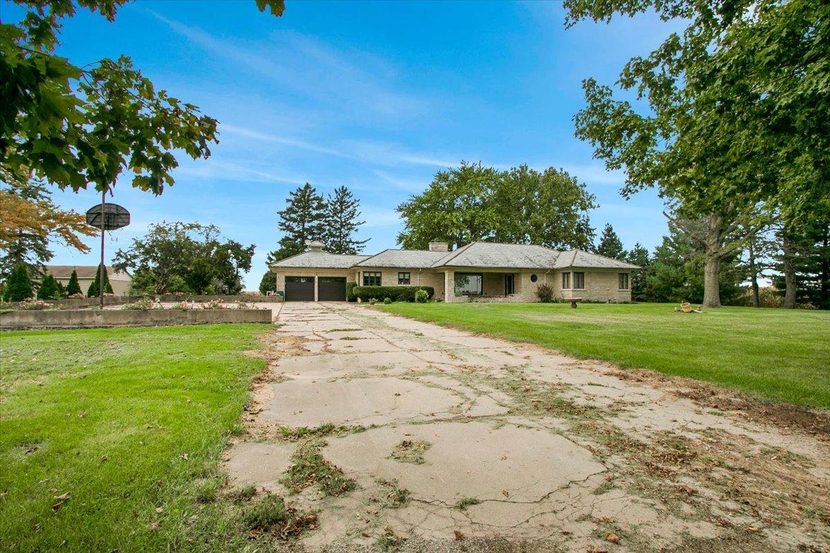 3255 E 12th Rd., Ottawa, IL 61350