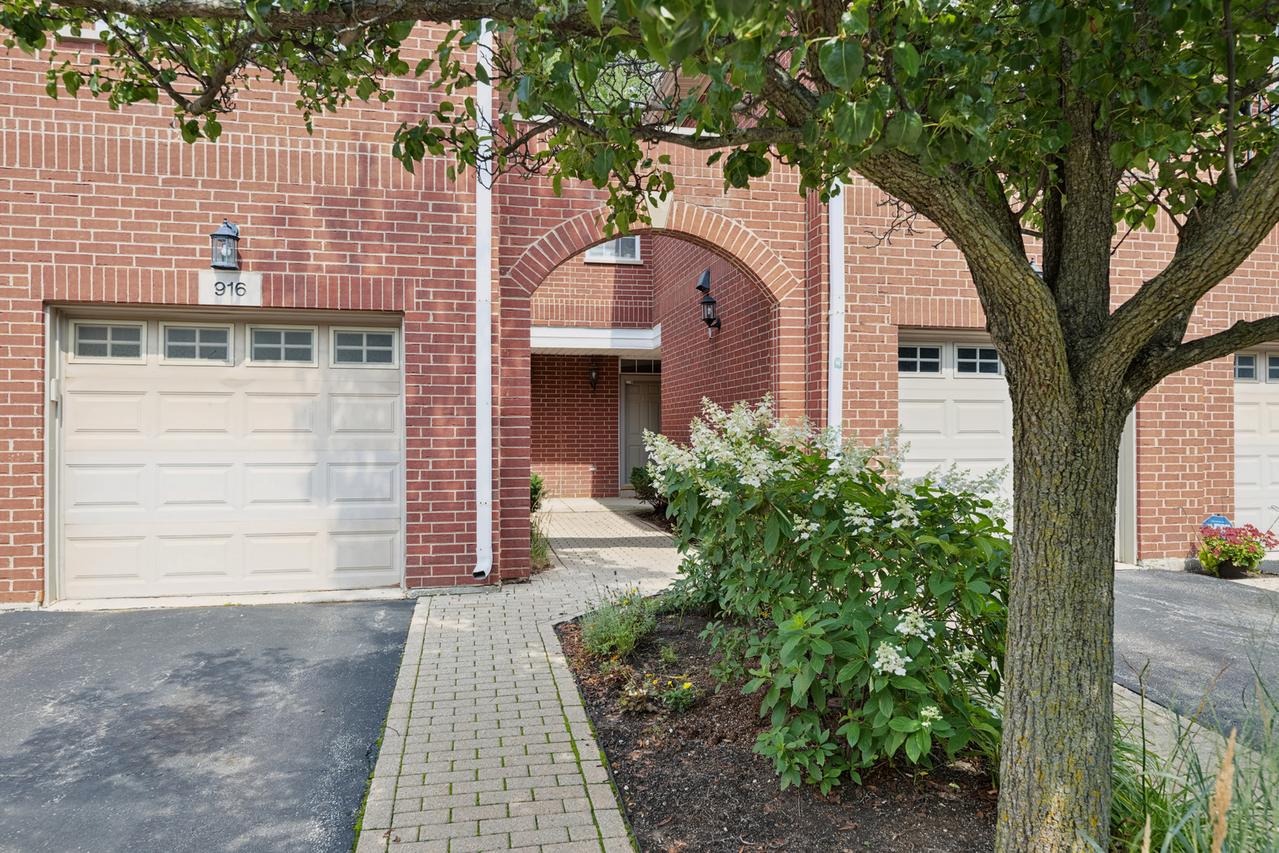 916 Enfield Dr. #5-A2, Northbrook, IL 60062