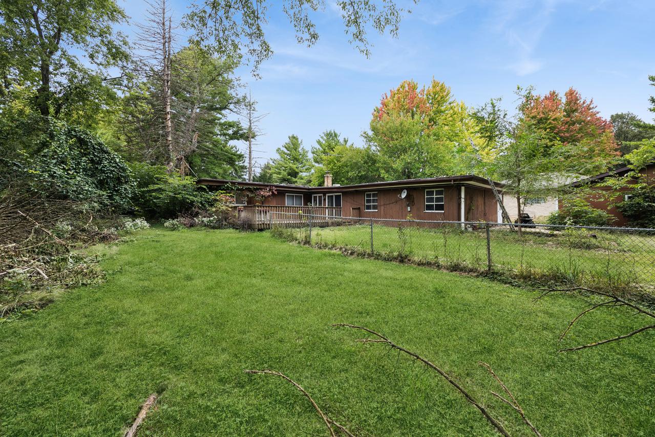 9041 Maple Ave., Burr Ridge, IL 60527