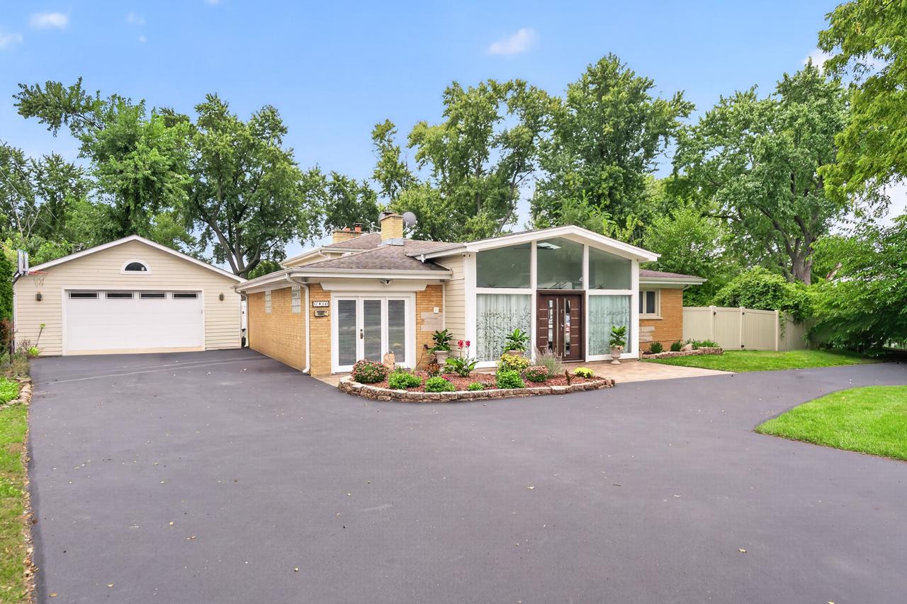 17W041 Deerpath Rd., Bensenville, IL 60106