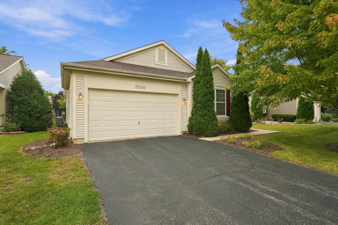 21240 Windsor Lake Ln., Crest Hill, IL 60403