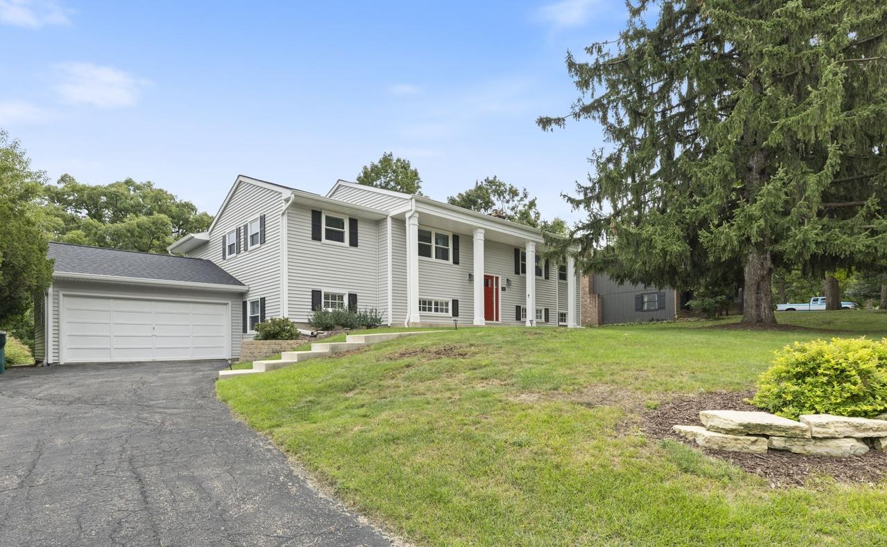716 Woodland Hills Rd., Batavia, IL 60510