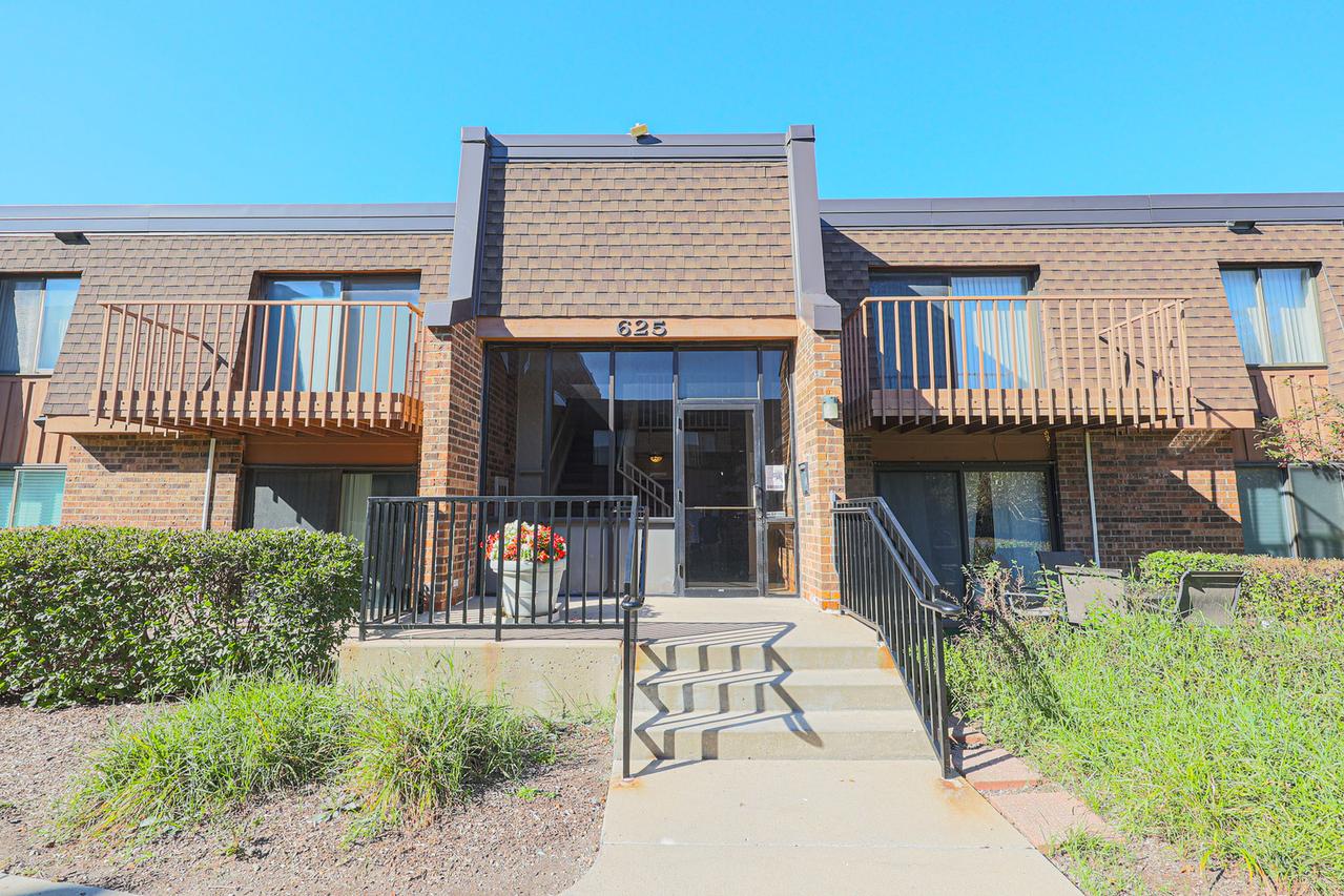 625 Derry Ct. #1A, Schaumburg, IL 60193