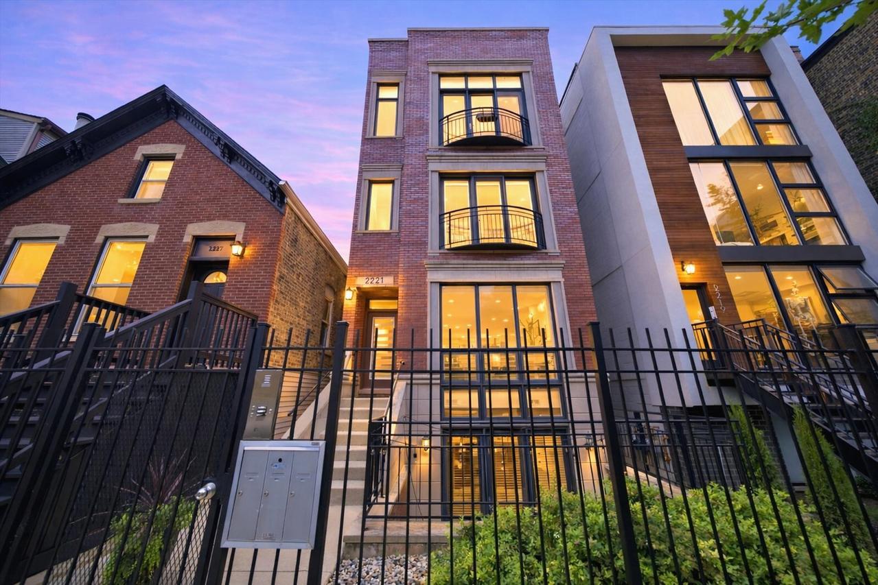 2221 N Hoyne Ave. #1, Chicago, IL 60647