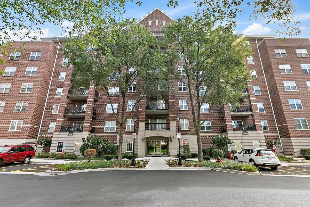 410 W Mahogany Ct. #202, Palatine, IL 60067