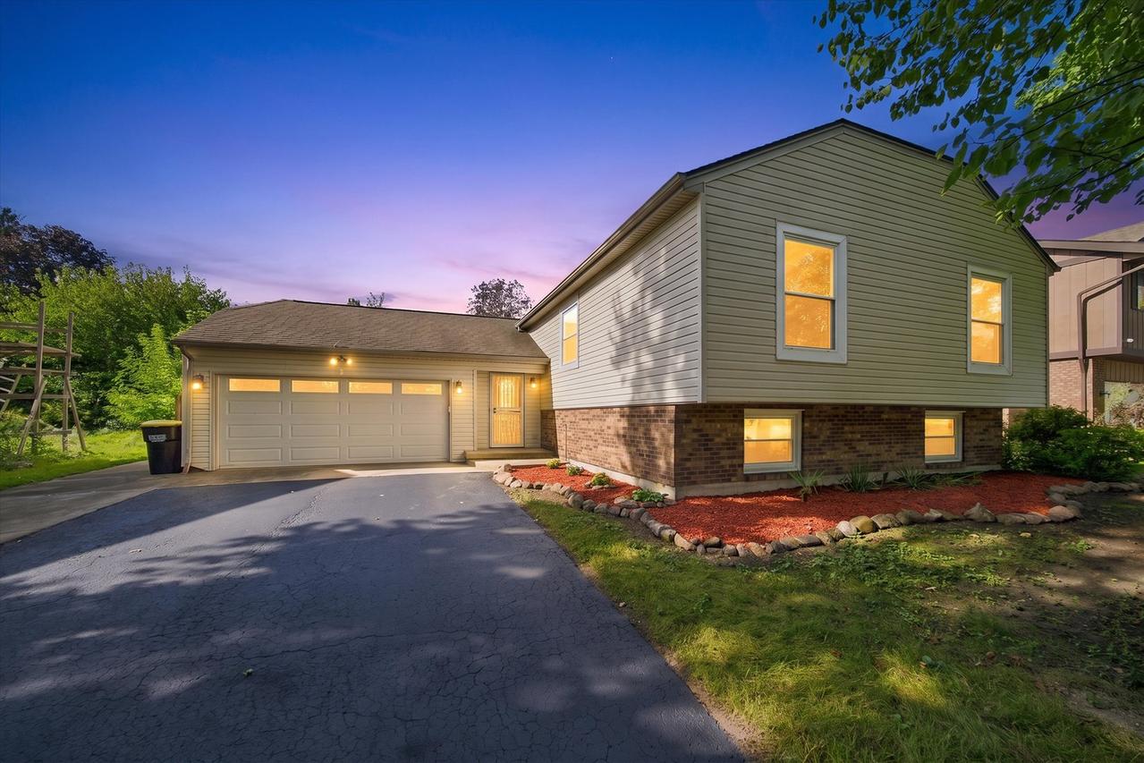 863 Pleasant St., Woodstock, IL 60098